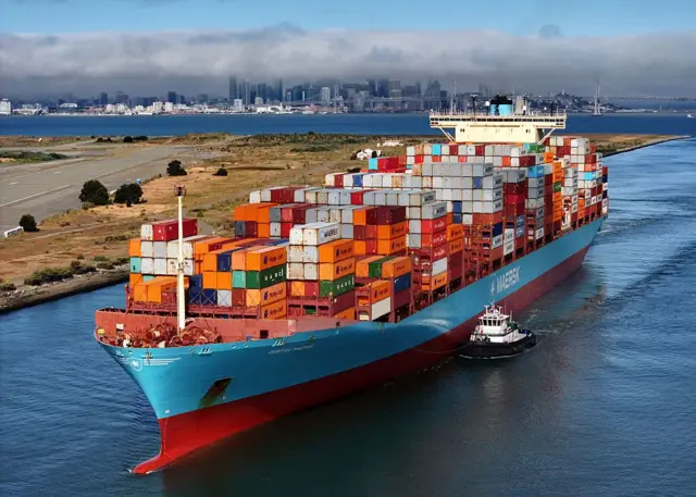 Un barco cargado de contenedores junto a la costa de California.