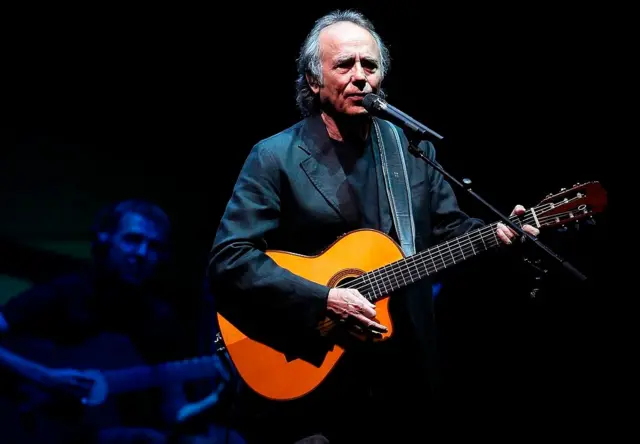 Joan Manuel Serrat cantando