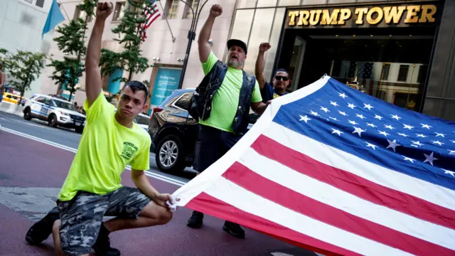 Simpatizantesnovibet jogo adiadoTrump seguram bandeira dos EUAnovibet jogo adiadofrente à Trump Tower,novibet jogo adiadoNova York