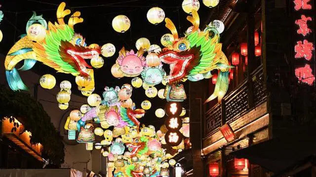 Lentera naga dipajang di blok bersejarah Laomendong untuk menyambut Festival Musim Semi Tiongkok 2024