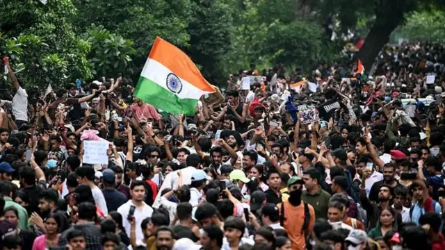 केंद्रीय शिक्षण मंत्री धर्मेंद प्रधान यांनी 25 जुलै 2026 रोजी राजीनामा दिल्यानंतर नवी दिल्लीतील जंतर-मंतरवर सीजेपीच्या समर्थकांनी जल्लोष केला.