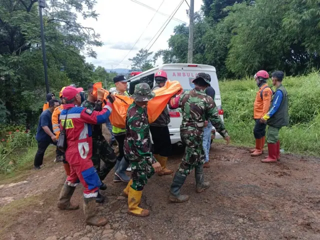 Operasi pencarian korban longsor di Desa Cibeunying, Kecamatan Majenang, Kabupaten Cilacap, Jawa Tengah, menemukan delapan korban dalam kondisi tewas pada Sabtu (15/11). 