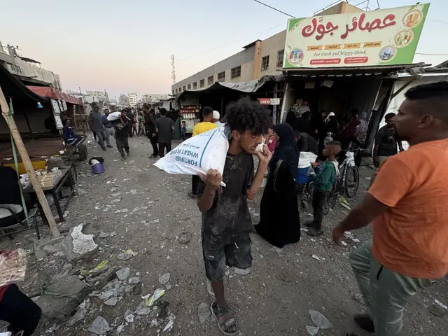 Un kisəsi daşıyan fələstinli