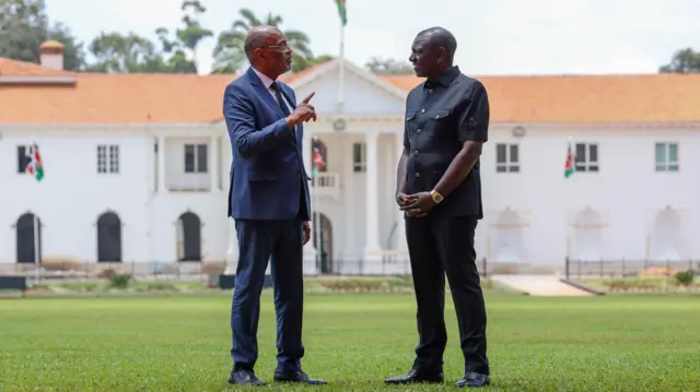 Kuva yava muri Kenya kuwa gatanu ushize, Ariel Henry (ibumoso) ntarabasha gusubira mu gihugu cye