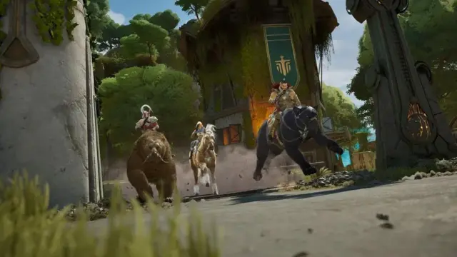 Una captura de pantalla de Highguard muestra a tres personajes jugadores montados en monturas inusuales (un oso grizzly, un caballo y una pantera) a través de un claro rodeado de árboles.