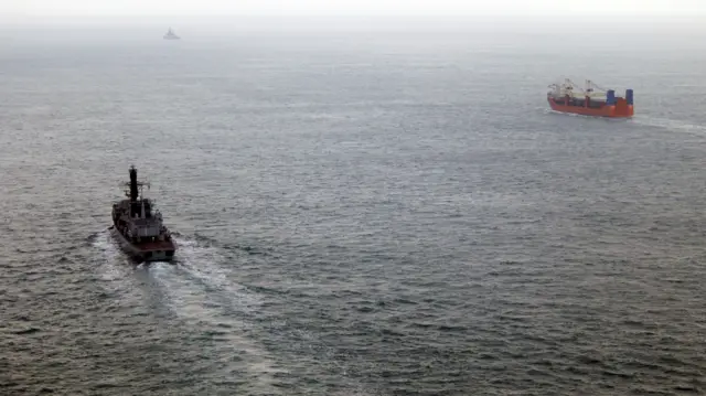 Фрегат Королевского флота Великобритании HMS Somerset сопровождает российское грузовое судно Baltic Leader в Ла-Манше весной 2025 года