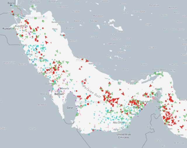 Судячи з даних сервісу MarineTraffic, у Перській затоці скупчилися сотні суден, а через Ормузьку протоку проходять лише поодинокі судна (дані станом на 19:00 за Гринвічем 22 березня)
