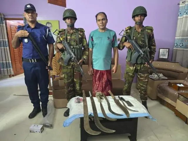 গ্রেফতারের পর তোলা ছবি