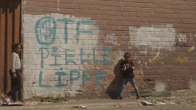 Dva tinejdžera pored grafita