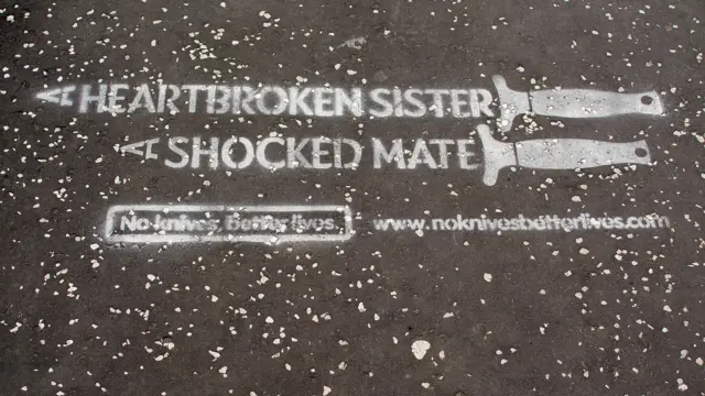 Un graffiti que lee: "Una hermana desconsolada, un amigo en shock. Sin cuchillos, vidas mejores". Es parte de la campaña en contra de los cuchillos en Escocia.