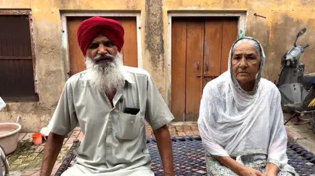 ਮਨਜੀਤ ਕੌਰ ਅਤੇ ਉਨ੍ਹਾਂ ਦੇ ਪਤੀ ਦੇਵ ਸਿੰਘ 