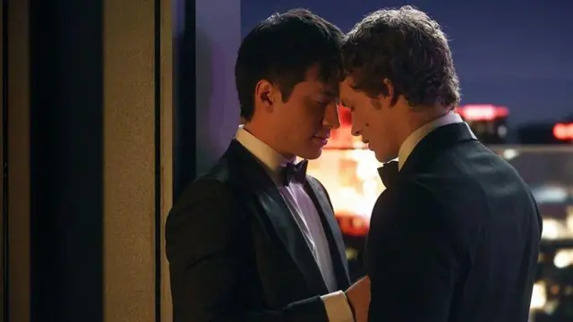 Двоє чоловіків стоять майже обійнявшись