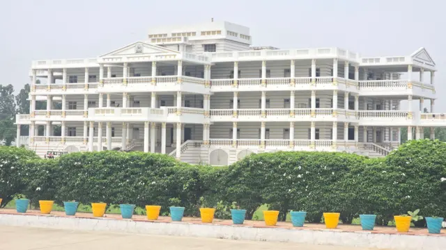 यूनिवर्सिटी में तक़रीबन तीन हज़ार छात्र पढ़ाई करते हैं.