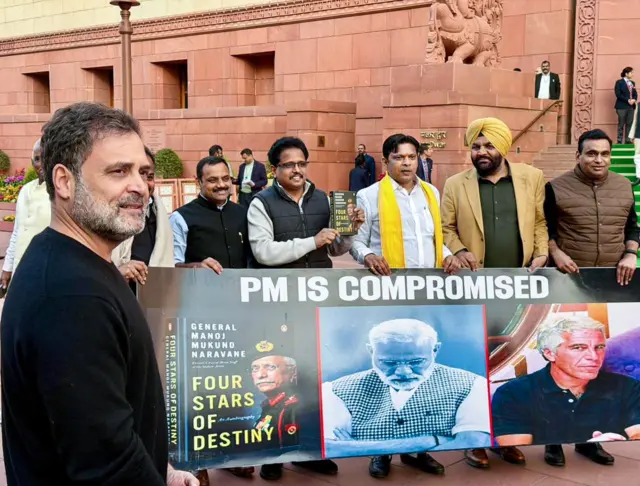 संसद के बाहर राहुल गांधी