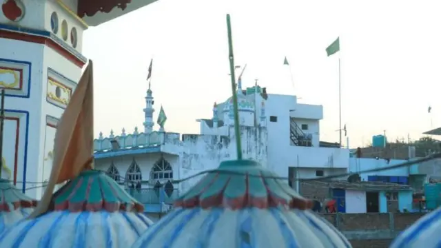 गाँव–गाँव में धार्मिक झंडे लगाने और मोहल्लों के नाम धर्म के आधार पर रखने का चलन अब पूरे मधेश प्रदेश में फैल रहा है 