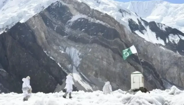 سیاچن پر گشت کرتے پاکستانی فوجی