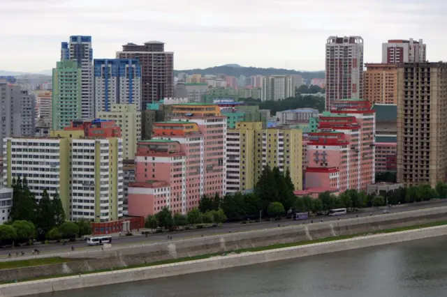 Edificios junto al río en Pyongyang.