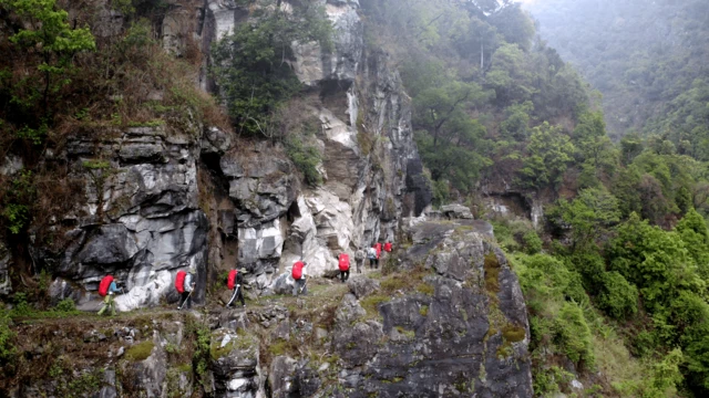 根据中方调查，飞机坠毁的地点位于苍山山脉12000英尺高处
