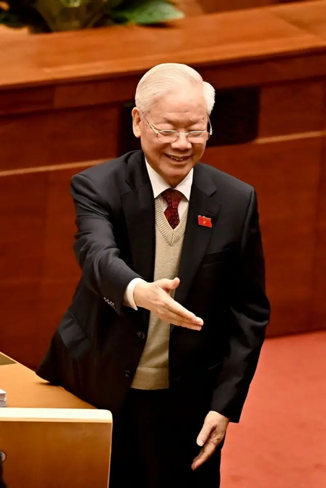 Sau khoảng hai tuần vắng mặt, Tổng Bí thư Đảng Cộng sản Việt Nam Nguyễn Phú Trọng đã xuất hiện tại kỳ họp bất thường thứ 5 của Quốc hội khóa XV khai mạc sáng nay 15/1.