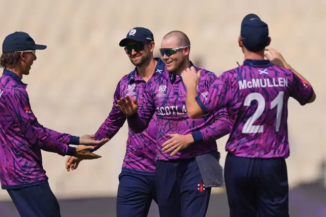कोलकाताको ईडन गार्डनमा इटलीको विकेट लिएपछि हर्ष मनाउँदै स्कटल्यान्डका खेलाडीहरू माइकल लीस्क र टम ब्रूस