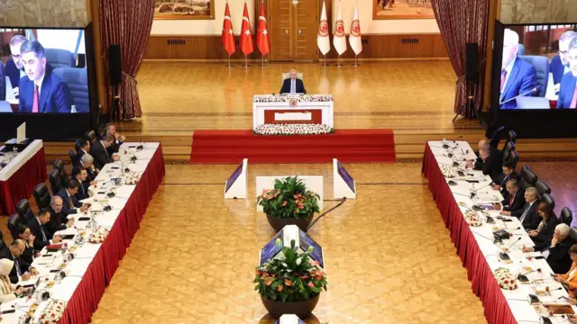 5 Ağustos 2025'te TBMM'de kurulan Milli Dayanışma, Kardeşlik ve Demokrasi Komisyonu son toplantısını 18 Şubat 2026'da yapmış ve raporunu aynı gün kamuoyuna açıklamıştı
