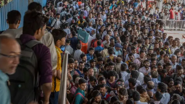 लोकल प्रवासाचा रोजचा संघर्ष - ‘आमच्या खासदाराने आमच्यासोबत गर्दीच्यावेळी लोकलने प्रवास करून पाहावा..!’