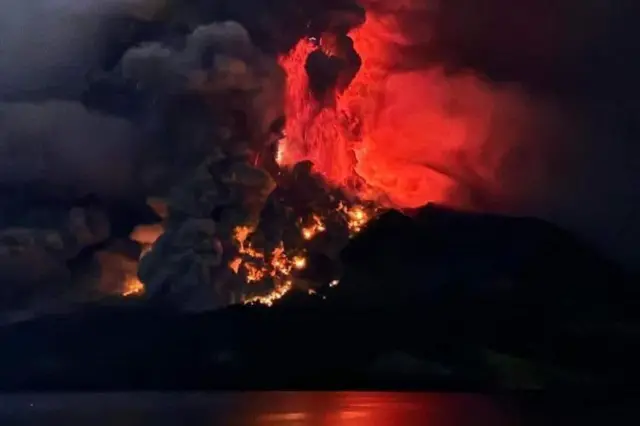 Pengamatan visual Gunung Ruang terjadi erupsi pada Rabu (17/4/2024) pukul 20.15 Wita.