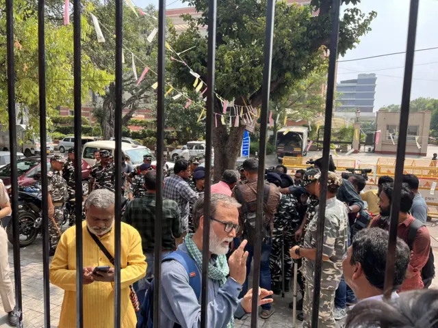 बाहर से बंद दरवाज़ा