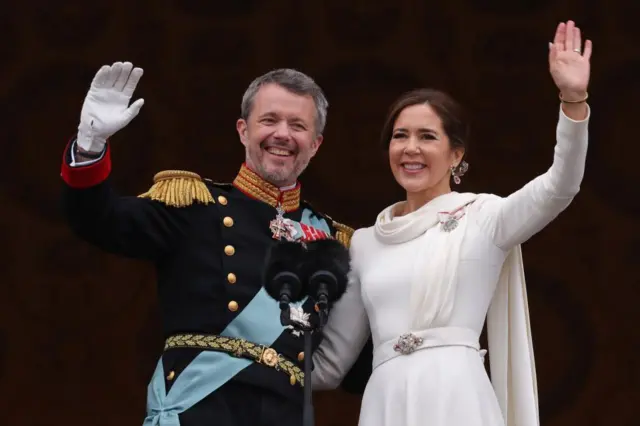 شاه فردریک که در کنار ملکه مری