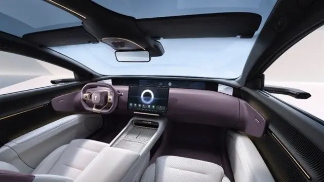 یک نمایشگر ۳۵ اینچی پشت داشبورد و پایین شیشه جلو گذاشته شده است