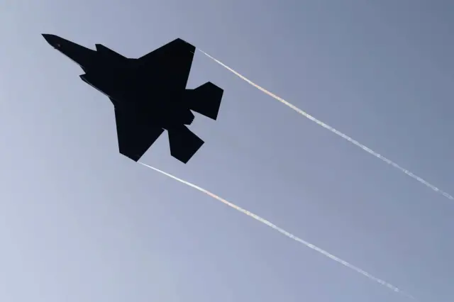 Истребитель F35I в небе 