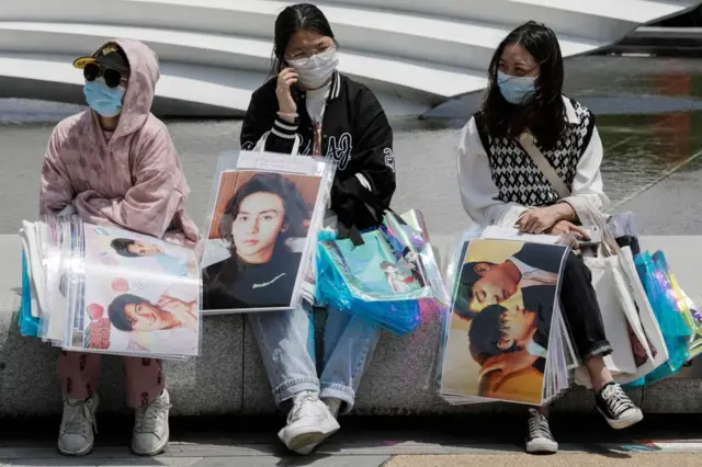粉丝手拿海报等待