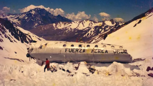 10 günlük yürüyüş sonrası yardım getirmeyi başaran Parrado, kurtarma helikopterlerinden birini uçağın enkazına getirdi.