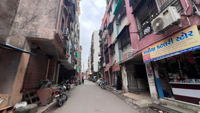 સમગ્ર સૈયદપુરા વિસ્તારમાં હાલ લોકો ઘરની બહાર જવાનું ટાળી રહ્યાં છે