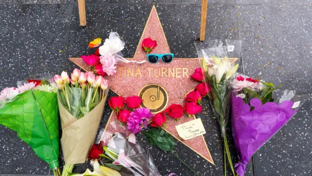 Para penggemar meninggalkan bunga-bunga di bintang Tina Turner di Hollywood Walk of Fame, Los Angeles, untuk mengenangnya