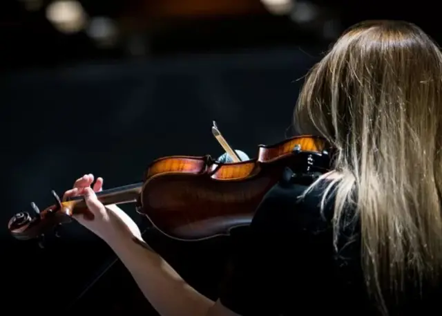 Femme jouant au violon
