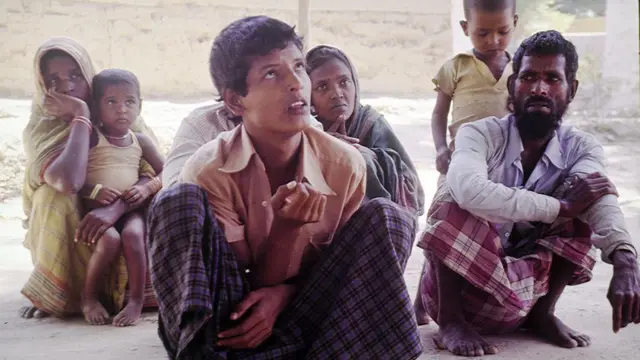 অবৈধ অনুপ্রবেশকারী সন্দেহে কয়েকজন কথিত বাংলাদেশিকে ধরে আনা হয়েছে রাজস্থানের একটি ডিটেনশন সেন্টারে। প্রায় চার দশক আগের ছবি, ১৯৮৫তে তোলা