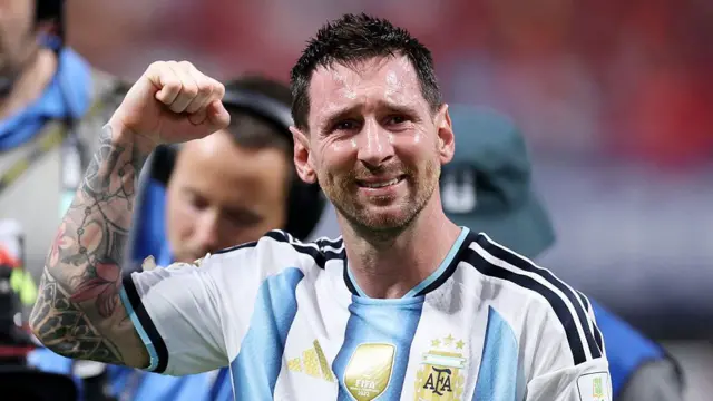 Lionel Messi celebra la victoria de Argentina por 3-2 durante el partido de octavos de final de la Copa Mundial de la FIFA 2026 contra Egipto, disputado en el Atlanta Stadium el 7 de julio de 2026 en Atlanta, Georgia.