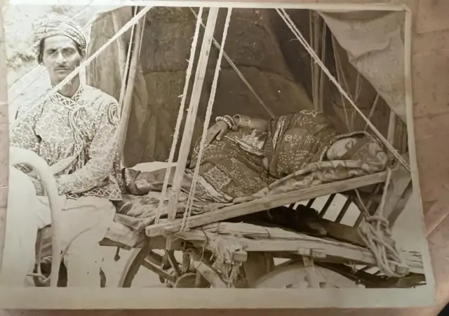 જેસલ તોરલ ફિલ્મના શૂટીંગ વખતે કચ્છમાં એક ગાડામાં ઊંઘનું ઝોકું લઈ રહેલા અભિનેત્રી અનુપમા