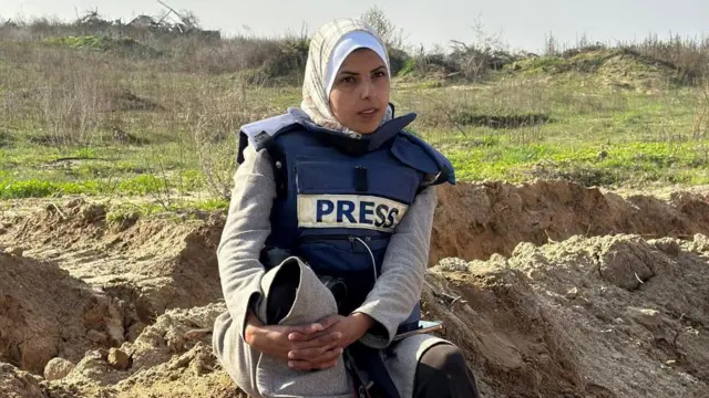 الصحفية الفلسطينية مريم أبو دقة، التي قُتلت في غارات إسرائيلية على مستشفى ناصر في 25 أغسطس/آب 2025، تظهر في صورة غير مؤرخة في قطاع غزة، وترتدي مريم غطاء رأس وسترة زرقاء كتب عليها صحافة وسروالاً وحذاءً أبيض.