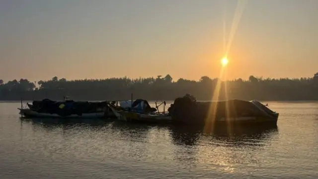 भिंती आणि पत्ता नसलेली ही घरं असली, तरी काही कुटुंबांसाठी या होड्याच त्यांचं संपूर्ण जग आहे.