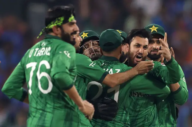 இந்திய பேட்டர் அபிஷேக் ஷர்மாவின் விக்கெட் வீழ்ந்ததை பாகிஸ்தான்  கேப்டன் சல்மான் அகா தனது அணியுடன் கொண்டாடுகிறார்