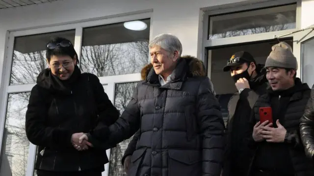 Асел Кодуранова, Алмазбек Атамбаев, Мээрбек Мискенбаев, Канат Сагымбаев (беткапчан). Архивден алынган сүрөт