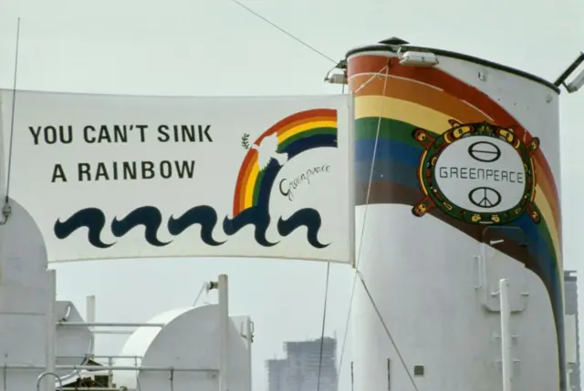 Faixa com os dizeres 'Você não pode afundar um arco-íris' no navio do Greenpeace, o MV Sirius, em 1985, fazendo referência ao naufrágio do Rainbow Warrior