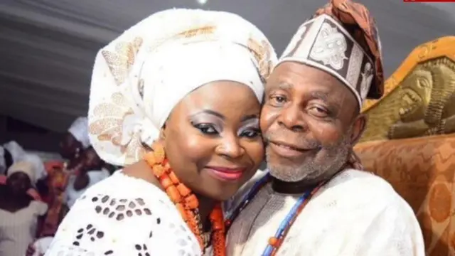 Aworan Yetunde Ẹlẹbuibọn pẹlu baba rẹ, Oloye Yẹmi Ẹlẹbuibọn.