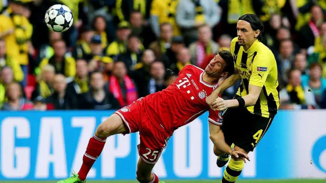 Napadač minhenskog Bajerna Tomas Miler i Subotić u finalu Lige šampiona 2013.