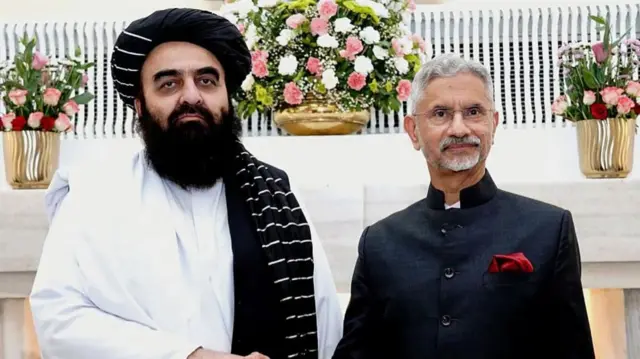 阿富汗塔利班外交部長阿米爾汗穆塔奇(左)與印度外交部長蘇傑生(右)