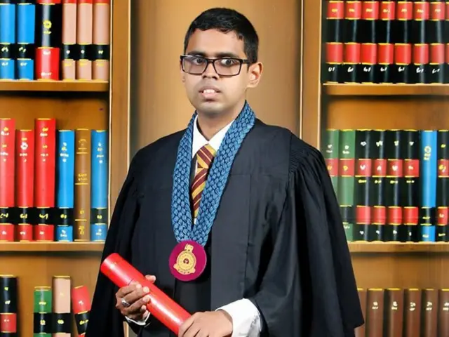 ආබාධ සහිත පුද්ගලයින්ගේ අයිතිවාසිකම් වෙනුවෙන් කටයුතු කරන ක්‍රියාකාරිකයෙකු වන ඉසුරු මහේෂ් පණ්ඩිත කොළඹ විශ්වවිද්‍යාලයේ නීතිවේදී (ගෞරව) උපාධිධරයෙකි