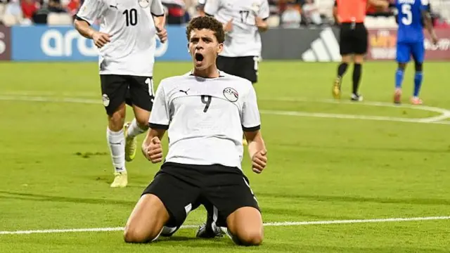 حمزة عبد الكريم - بملابس منتخب مصر قميص أبيض سروال أسود رقم 9 - يحتفل جاثياً على ركبتيه في الملعب في كأس العالم للشباب دون 17 عاماً