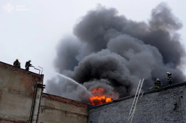 Наслідки влучання російських дронів у термінал пошти у Луцьку